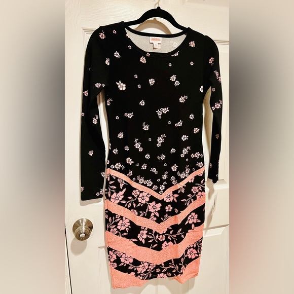 LULAROE DEBBIE DRESS BLACK & BARBIE PINK ROSES & CHEVRON PRINT SIZE XS - Picture 8 of 14